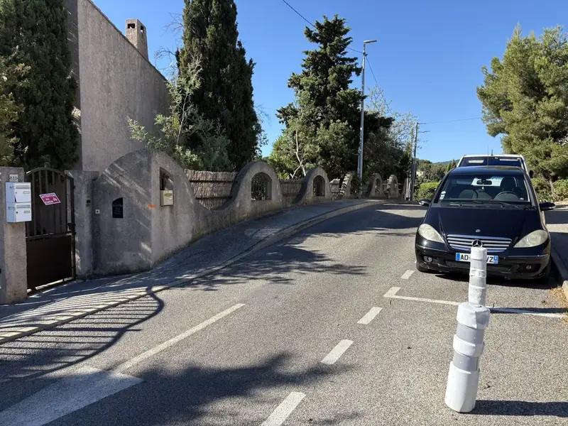 Avant : muret avec arches en pierre