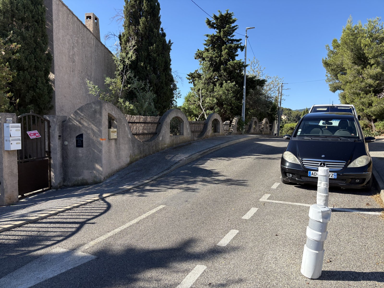 Avant : muret avec arches en pierre