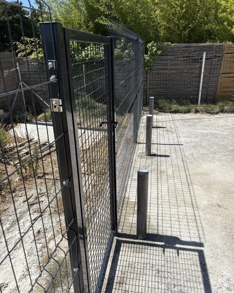 Portillon en grillage rigide anthracite avec gonds réglables et serrure, dans l'alignement de la clôture rigide